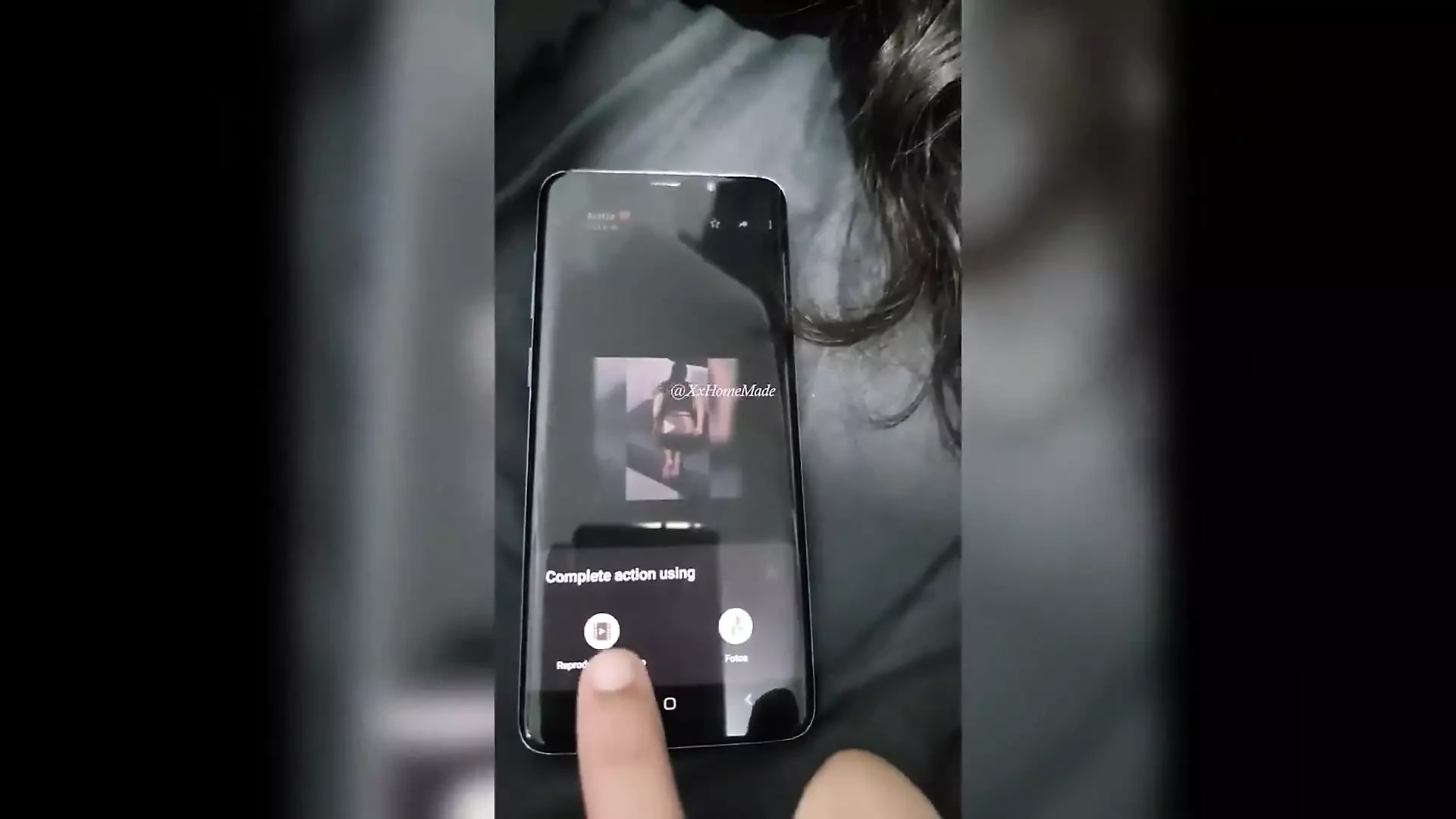 세상! 당신은 무엇을 했나요! 내 여친의 휴대폰에서 이 영상을 발견했어, 그녀는 따먹히는 창녀야