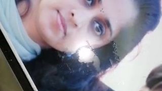 Shalini Ajith, léchage de sperme sur le visage, vidéo complète à venir
