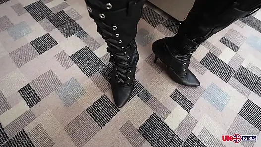 İngiliz tgirls kırmızı dantelli iç çamaşırlı trans kadın bacaklarını açıyor ve büyük kahverengi oyuncakla oynuyor
