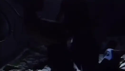 Seksi büyük memeli fahişe yatakta sert yarakla sikişiyor