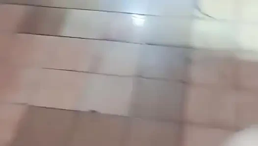 Üvey babam beni fetiş banyosunda yalnız yapıyor