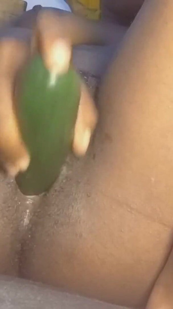 Αυνανίζομαι με τους γονείς μου στο διπλανό δωμάτιο, καταπιέζω τους δυνατούς στεναγμούς μου | Κλιπ 1