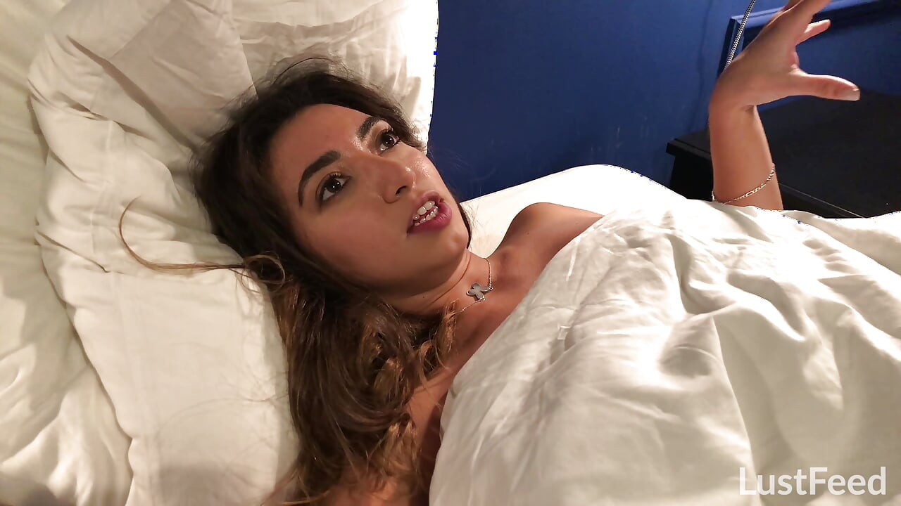 Tiny latina girlfriend fucks in bed - Frida Sante