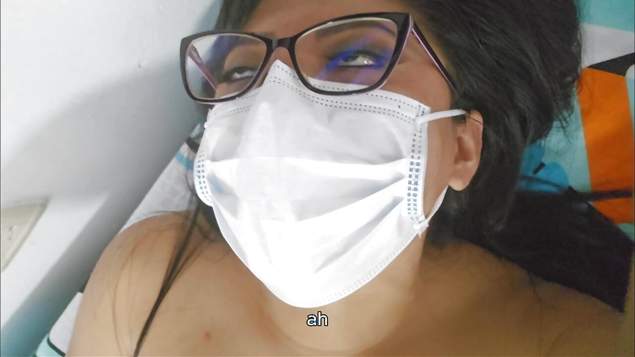 סאריטה חמה מאוד עם צעצוע בכוס שלה.