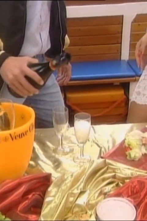 Une MILF blonde fantastique se fait baiser sur un bateau et éjaculer dans la bouche par une grosse bite