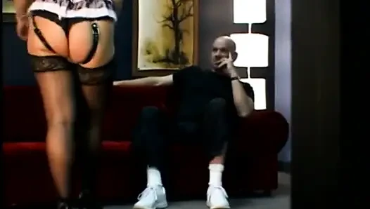 Kel adam yaramaz kızıl saçlı orta yaşlı seksi kadın Samantha St. James'in takma yarakla rektumlarını parçalamasını yalamayı seviyor