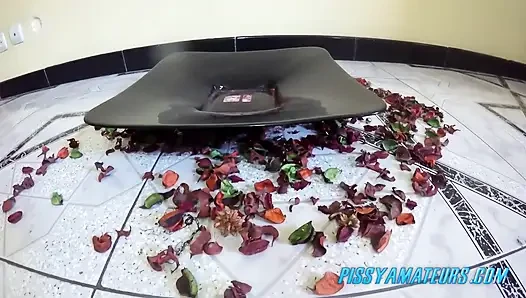 Gadis toket besar seksi kencing di piring