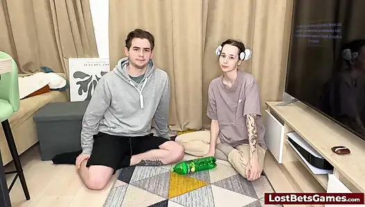 Der Strip Spin the Bottle Spiel wird fortgesetzt, bis man komplett nackt ist