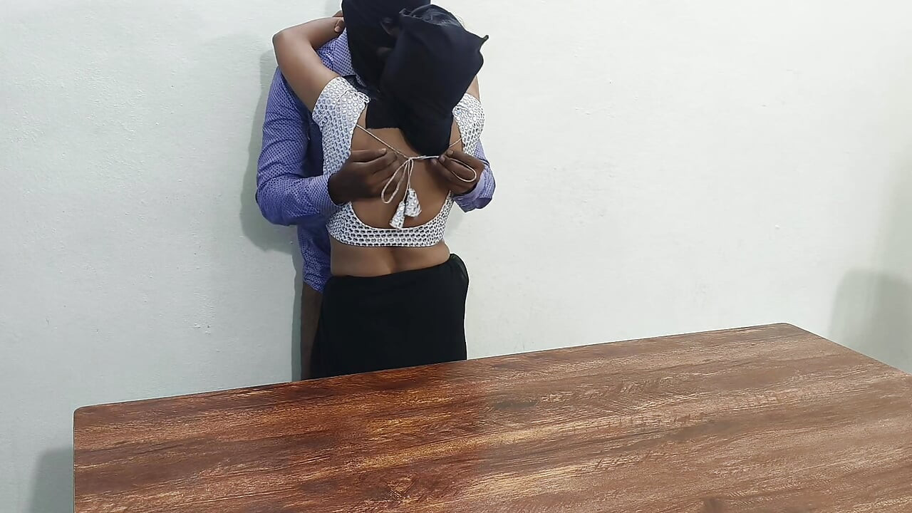 ऑफिस बॉय के साथ अनु आंटी का पूरा मूड
