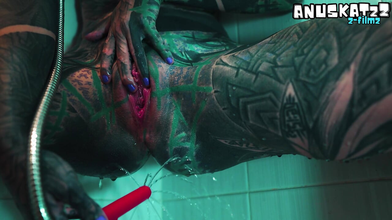 Solo tiener masturbatie die mijn nieuwe douche toverstaf test