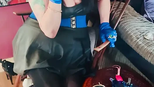 Stiefel, Handschuhe und eine Zigarette! Tina snua raucht einen muschi in kniehohen stiefeln - OMI ome schnappt ein, driftet