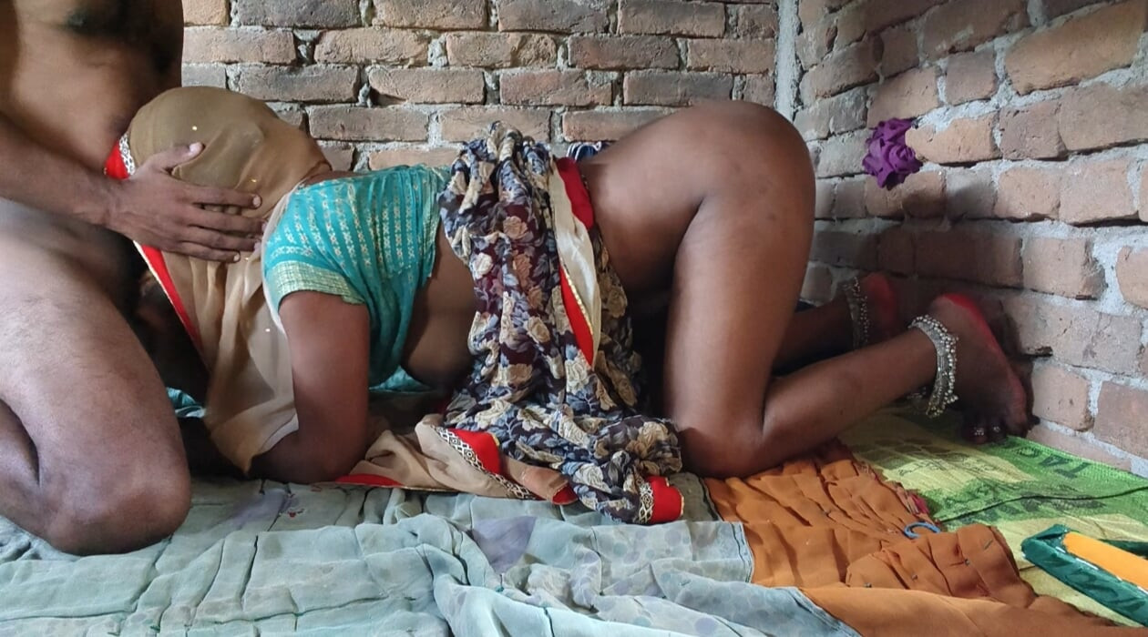 Bangali bhabhi doggy style me apne pati ka lund chus ke chudai karwayi.indian Desi beautifull sexy aunty ki romantic chut chudai