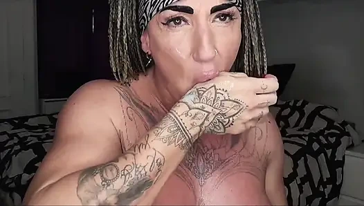 DanaxMuscles получает 30 лучших камшотов на его тело и лицо