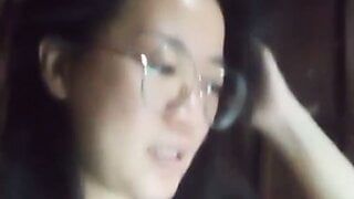 Chica asiática es cachonda y solitaria - video casero 27