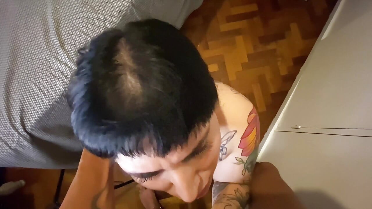 Gặp gỡ cô nàng mắt xanh quyến rũ quyến rũ này