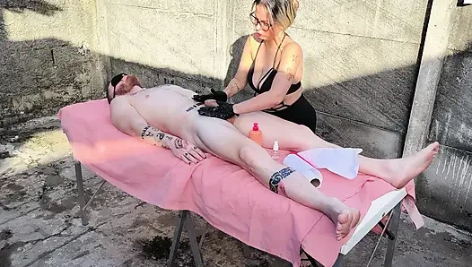 Ateşli sarışınla açık havada çıplak masaj