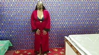 Arabisk drottning med stora bröst sex med enorm dildo