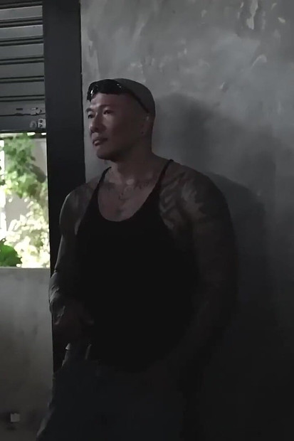 亚洲同性恋达米安龙在户外操门卫饥饿的洞