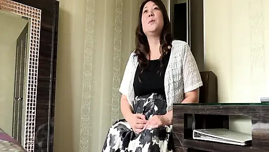 Tante semok jepang lagi asik nyepong kontol