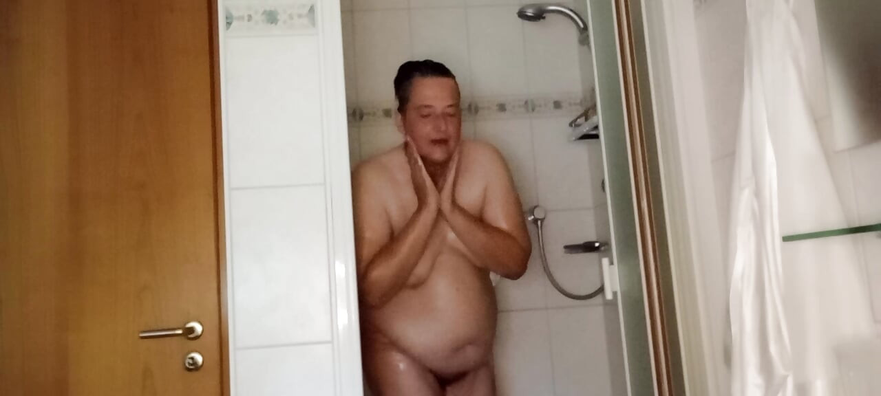 Fat German BBW Oils Her Massive Body – Super Shiny & Slippery After Shower