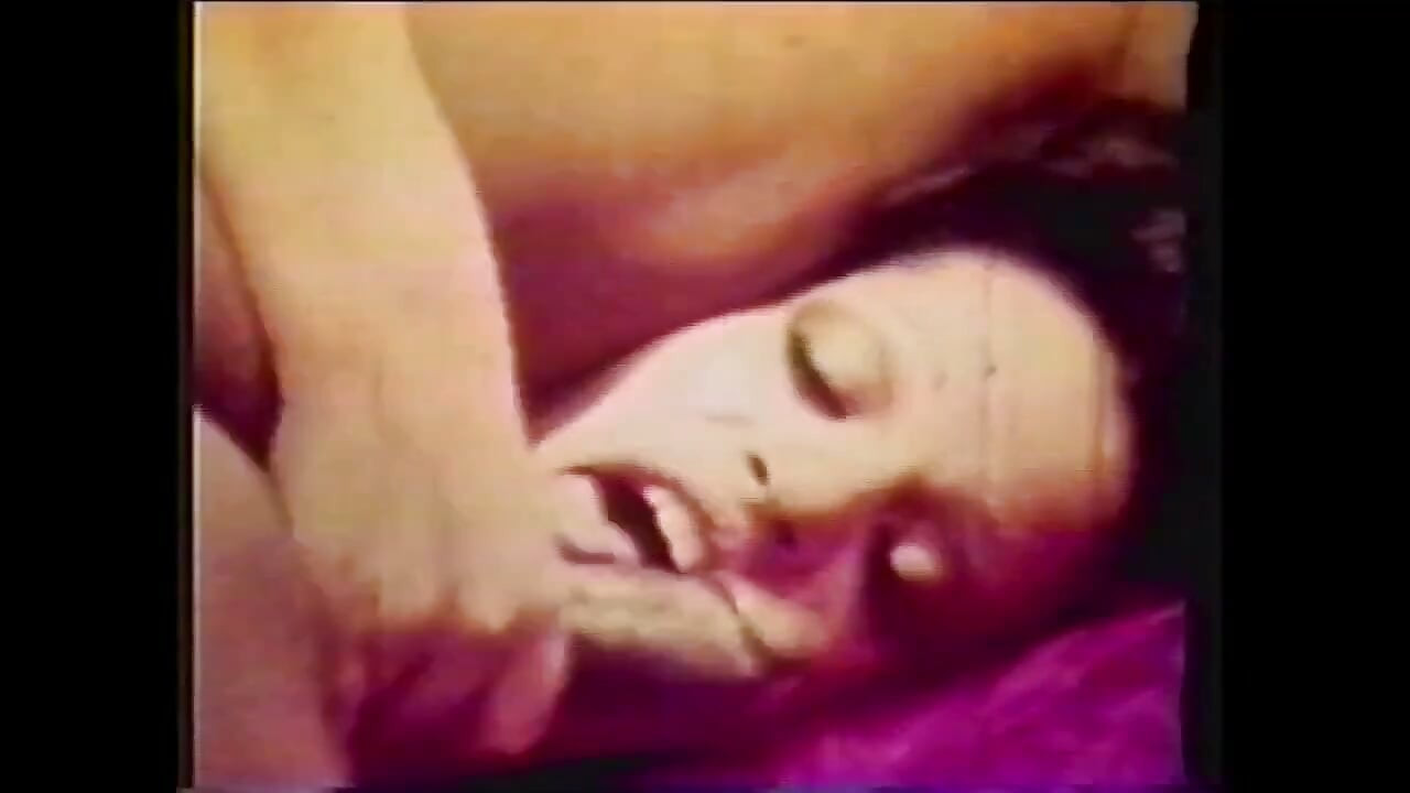 Ein großer schwarzer retro-schwanz für eine vollbusige schlampe!