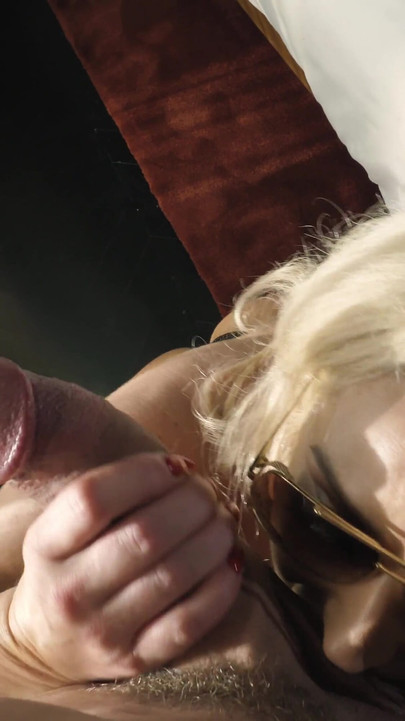 นางแบบเพลย์บลอนด์เซ็กซี่ทําเซ็กส์เทปครั้งแรกของเธอ