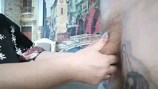 Cewek amatir ini nyepong kontol dan telan sperma hangat di mulutnya