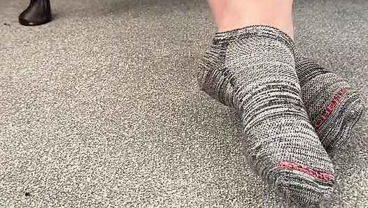 Горячие потные пальцы ног, тебе нужно лизать их для меня