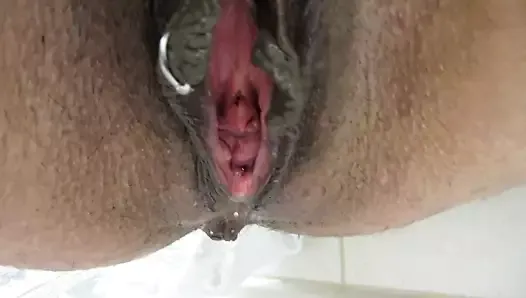Big Lips Piss into the sink in hotel