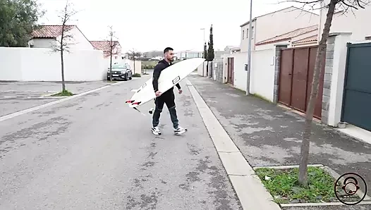 Charline, die verführerin, gibt ihrem surfer-nachbarn nach