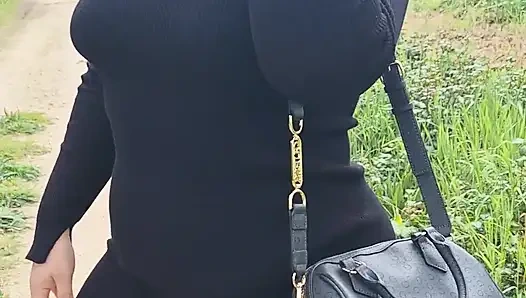 Красивая латиноамериканка с большой попой в сексуальном платье идёт по лесу, когда её удивляет сосед!