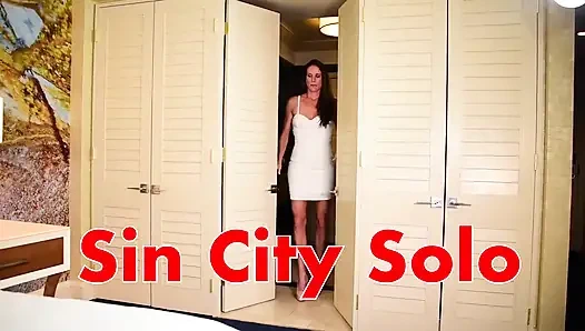 Милфа Sofie Marie чувственное раздевается перед соло-игрой с киской