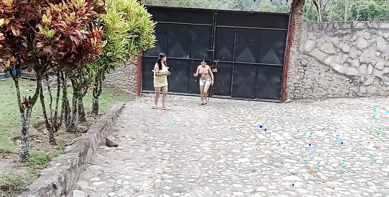 Geile stiefzussen profiteren van alleen thuis om hun natte kutjes te likken