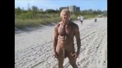 ヌードビーチで70歳のボディービルダー
