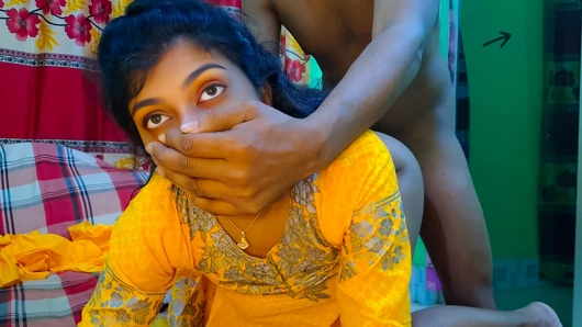 Adik tiri indiaku lagi asik fingering memeknya, dan aku bantuin dia pakai kontolku, boket vairal India