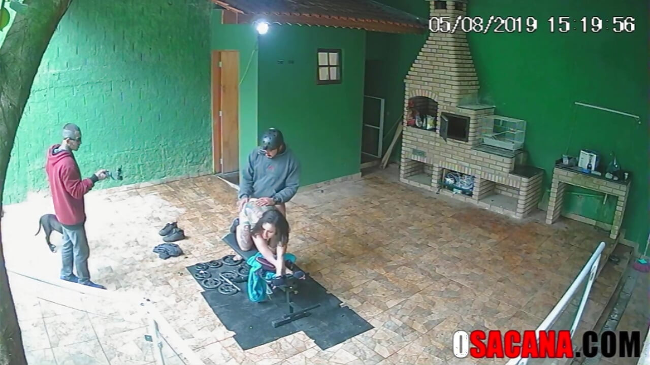 Junge leute ficken während des fitnessstudio-trainings in der amateur-reality-show