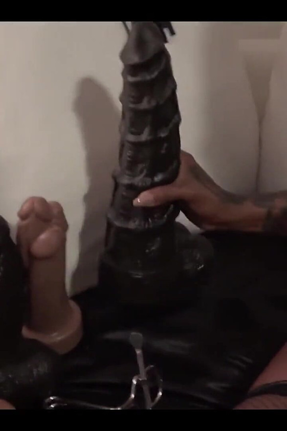 The Kinky Slut Queen "dark Dea" Stretched Her Horny Pussy with Giant "seahorse" Xl of "mrhankey'stoys" Part.4 (extreme Dildo-hug