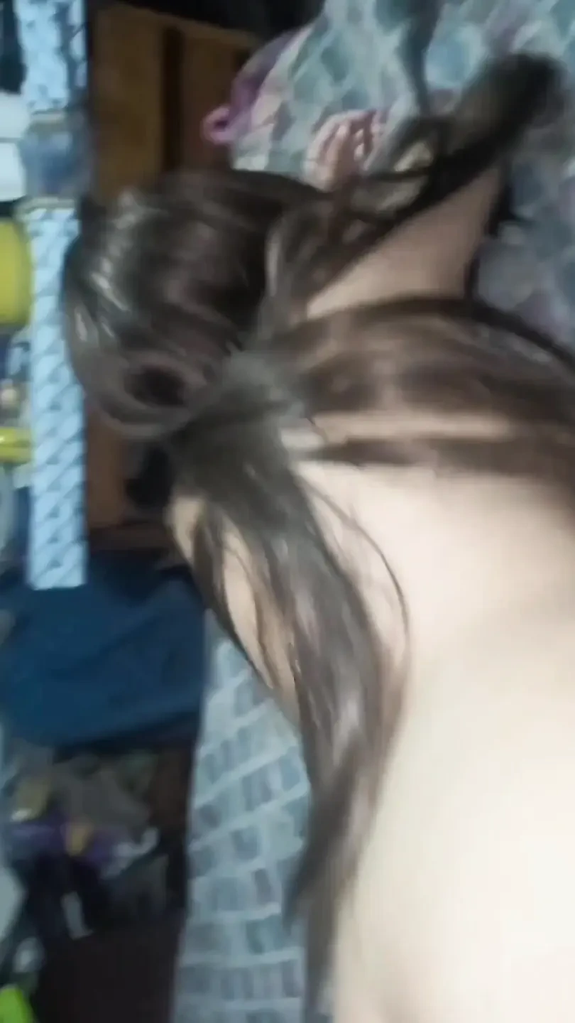 性感的女大学生骑乘她的课程，我们最后在床上做爱