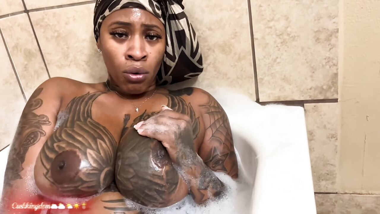 Cushkingdom przedstawia Marrijanee solo-dildo play!