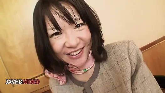 Olgun kadın kiyoe majima doğal kasık bölgesinde vibratörün tadını çıkarıyor