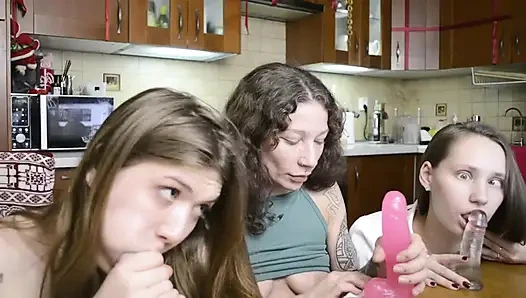 Pacar nakal nyepong seks threesome hot hot banget