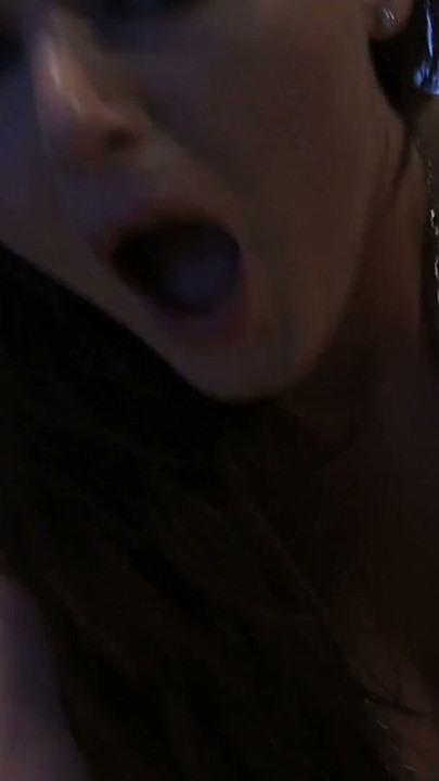 Sophie Dee, morena tetona, toma la polla enorme y chorrea | Clip 3