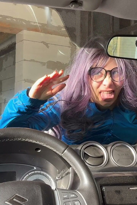Je fais des visages stupides dans ma voiture, j’appuie sur mon visage, ma bouche et ma langue contre la fenêtre de verre, puis je fais des visages stupides.
