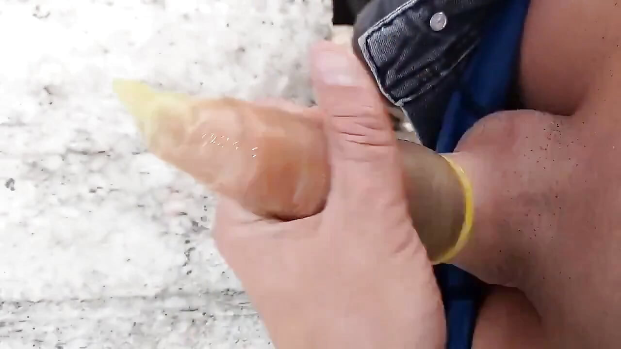 중고 콘돔 딸기 - 너무 빨리 쳐서 안에 사정의 거품을 만들어