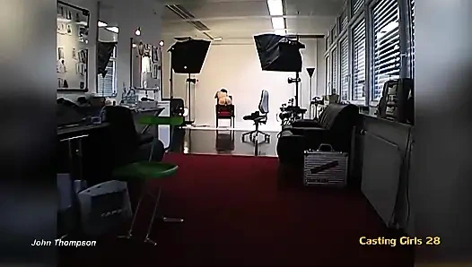 Блондинка-шлюшка с сиськами в ММЖ с двойнным проникновением с двумя хуищами