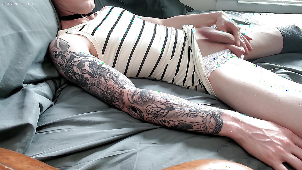 söt jordgubbsblond goth femboy i randig klänning och vita trosor - leker med sig själva till rörig cumshot på fötterna