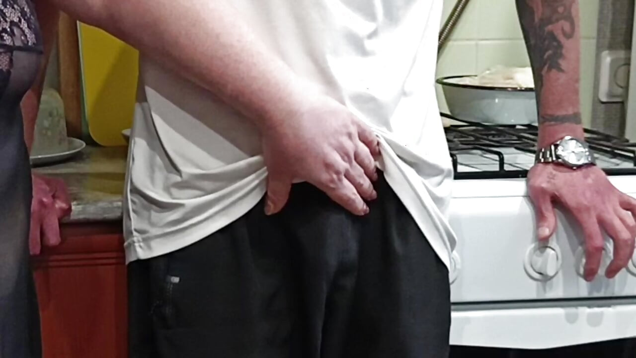 Jiran mempunyai sebahagian air mani yang lazat untuk sarapan pagi