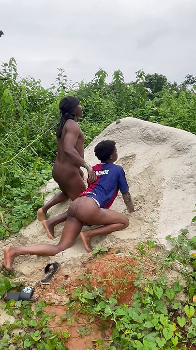 Two big Africans daddies fuck a young twinks outdoor