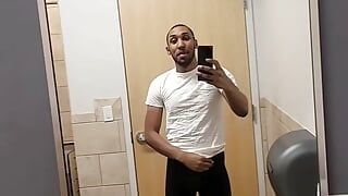 Miguel Brown soulève une chemise en abdos, vidéo 10