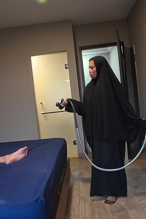 Mijn Hijab-stiefmoeder betrapte me terwijl ik me in mijn slaapkamer aftrekte